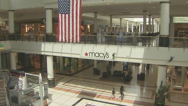 Malls suffer as online shopping continues to thrive