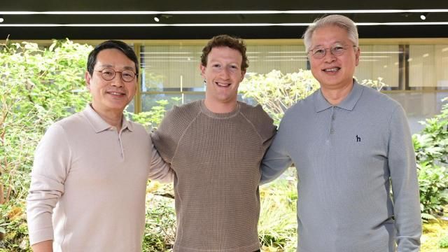 In this photo provided by LG Electronics, its CEO William Cho, from left, Meta CEO Mark Zuckerberg and LG COO Kwon Bong-seok pose for a photo after their meeting at LG Twin Towers headquarters in Seoul, South Korea, Wednesday, Feb. 28, 2024. Zuckerberg discussed cooperation on extended reality (XR) devices with LG Electronics executives on Wednesday, as he visited South Korea for the first time in about 10 years. (LG Electronics via AP) In this photo provided by LG Electronics, its CEO William Cho, from left, Meta CEO Mark Zuckerberg and LG COO Kwon Bong-seok pose for a photo after their meeting at LG Twin Towers headquarters in Seoul, South Korea, Wednesday, Feb. 28, 2024. Zuckerberg discussed cooperation on extended reality (XR) devices with LG Electronics executives on Wednesday, as he visited South Korea for the first time in about 10 years. (LG Electronics via AP)