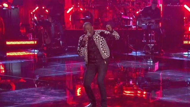  Rayshun Lamarr moves on to top 12 on 'The Voice'