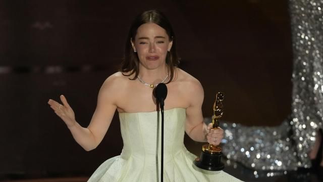 Emma Stone recibe el premio a mejor actriz por "Poor Things" en los Oscar el domingo 10 de marzo de 2024, en el Teatro Dolby en Los Ángeles. (Foto AP/Chris Pizzello) Emma Stone recibe el premio a mejor actriz por "Poor Things" en los Oscar el domingo 10 de marzo de 2024, en el Teatro Dolby en Los Ángeles. (Foto AP/Chris Pizzello)
