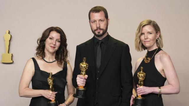 Raney Aronson-Rath, from left, Mstyslav Chernov, and Michelle Mizner pose in the press room with the award for best documentary feature film for "20 Days in Mariupol" at the Oscars on Sunday, March 10, 2024, at the Dolby Theatre in Los Angeles. (Photo by Jordan Strauss/Invision/AP) Raney Aronson-Rath, from left, Mstyslav Chernov, and Michelle Mizner pose in the press room with the award for best documentary feature film for "20 Days in Mariupol" at the Oscars on Sunday, March 10, 2024, at the Dolby Theatre in Los Angeles. (Photo by Jordan Strauss/Invision/AP)