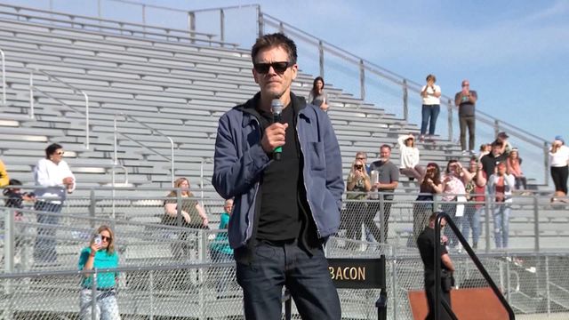 Kevin Bacon returns to high school where 'Footloose' was filmed on prom night