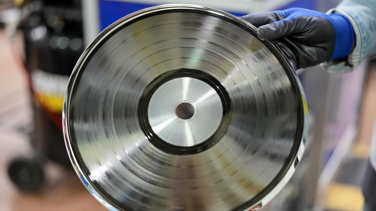 Vinyl Thrives At United Record Pressing As The Nation's Oldest Record ...