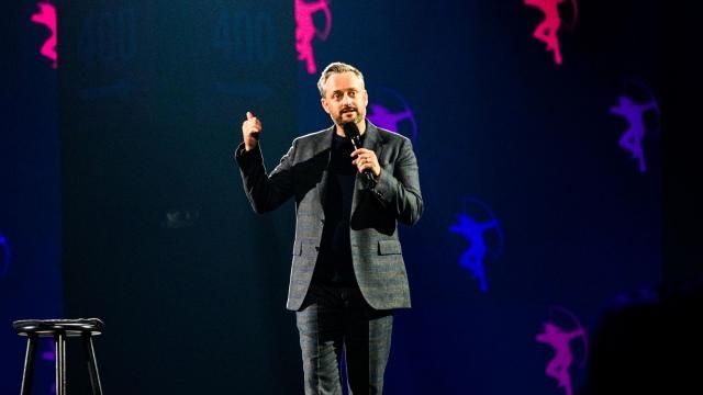 FILE — Nate Bargatze on stage in New York on May 13, 2024. On a CBS Christmas special and a new stand-up hour for Netflix, the comic keeps audiences connected by finding the magic in deliberately quotidian subjects. (Dolly Faibyshev/The New York Times)