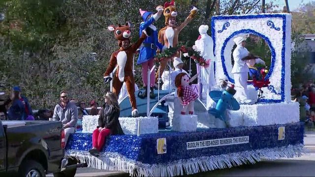 Explore Raleigh Christmas Parade in 360 degrees