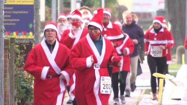 Sprinting Santas a tradition in Germany