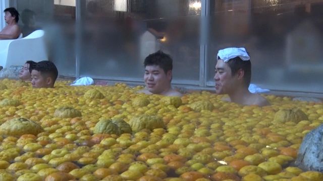 On cam: Japanese welcome winter with citrus bath