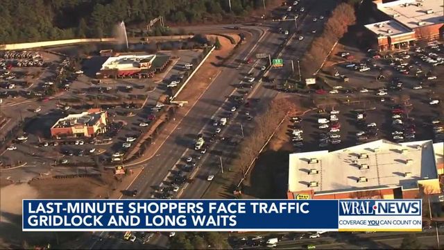 Last-minute shoppers face traffic gridlock and long waits