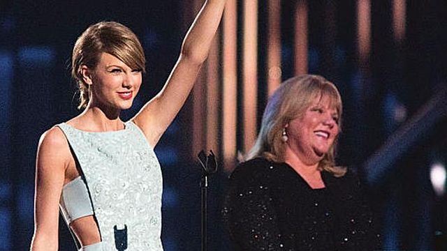 Taylor Swift's mother breaks down at groping trial