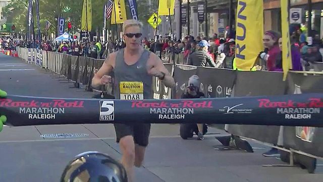 Raw: Marathon winners cross finish line