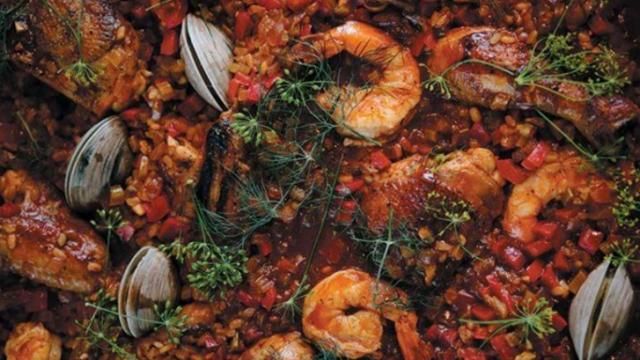 Sticky rice with chicken, shrimp and clams