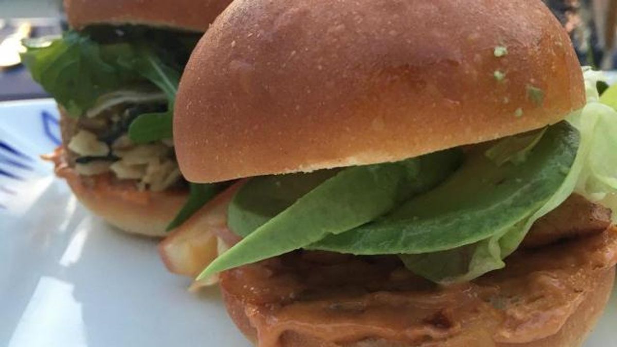 Chicken and veggie sliders