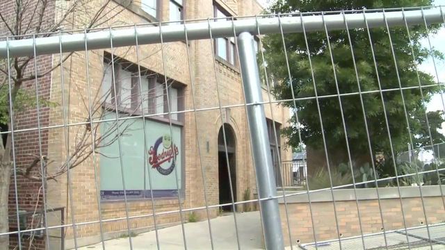 Fans, comedians mourn demolition of Goodnights Comedy Club 