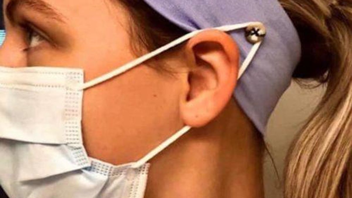 This Easy Headband Hack Makes Face Masks More Comfortable