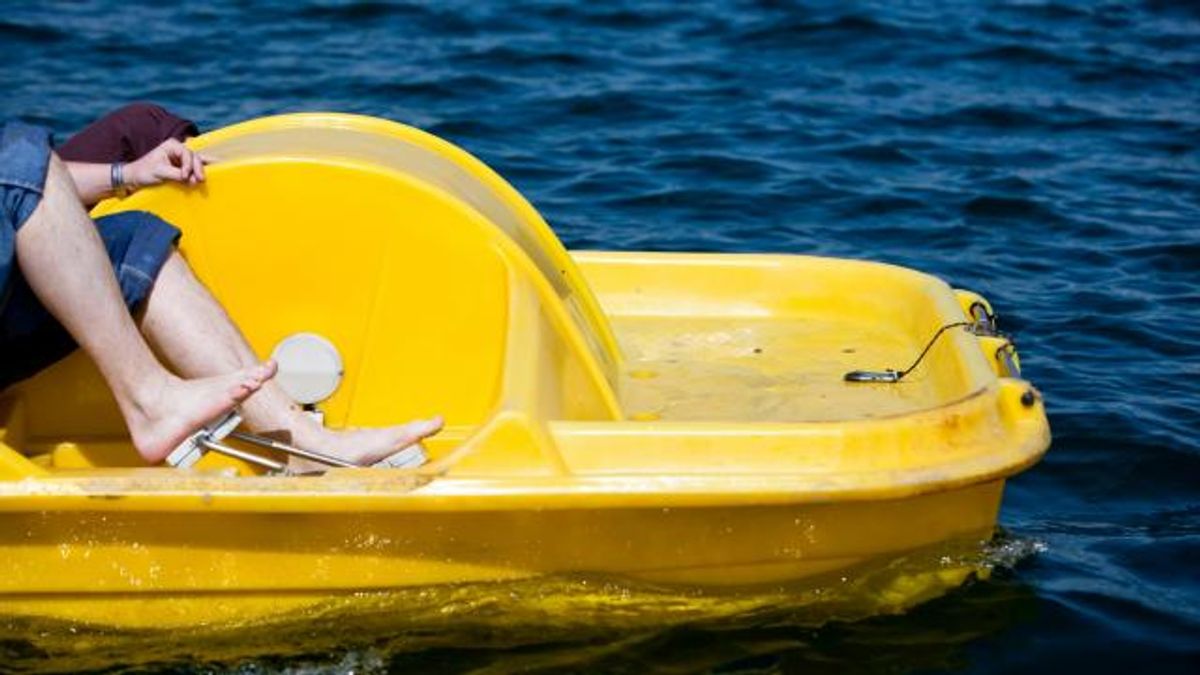 yellow paddleboat
