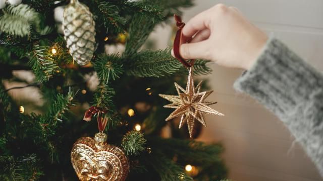 Decorating a Christmas tree (Adobe Stock)