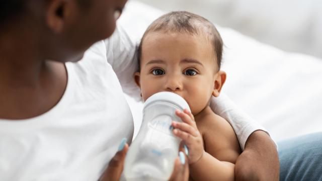 Baby drinking bottle (Adobe Stock) Baby drinking bottle (Adobe Stock)