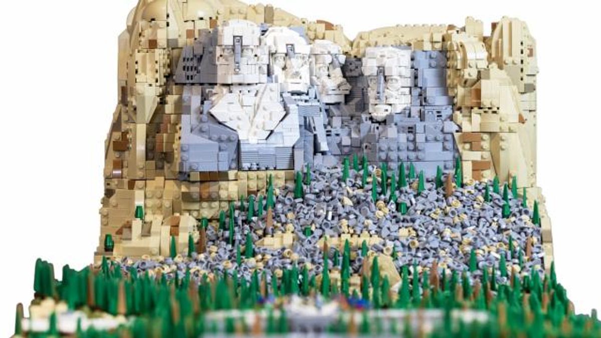 Rocco Buttliere's 22,000 LEGO brick version of Mount Rushmore