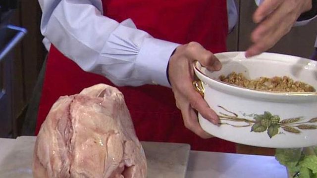 Safety tips for cooking Thanksgiving turkey