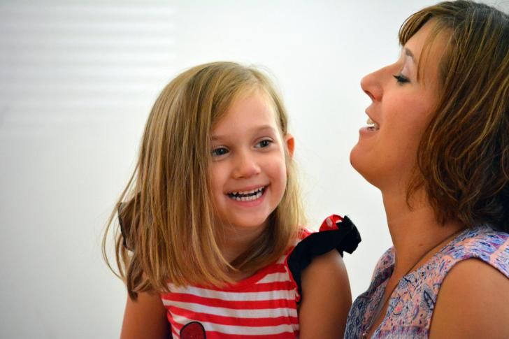 Why refuses to speak but still responds? The hidden stories of a daughter raised between two tongues