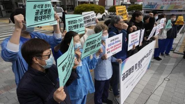 Members of The Korean Public Service and Transport Workers' Union stage a rally to demand expansion of public hospitals and medical students at the Seoul National University Hospital in Seoul, South Korea, Tuesday, Feb. 27, 2024. (AP Photo/Ahn Young-joon) Members of The Korean Public Service and Transport Workers' Union stage a rally to demand expansion of public hospitals and medical students at the Seoul National University Hospital in Seoul, South Korea, Tuesday, Feb. 27, 2024. (AP Photo/Ahn Young-joon)