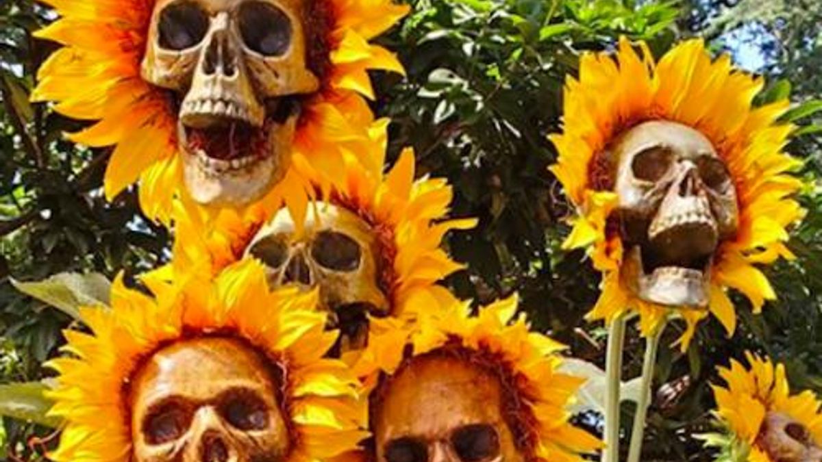 These DIY Sunflower Skulls Are The Ultimate Halloween Decoration