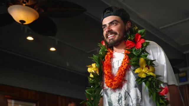 Oliver Widger, 29-year-old Oregon man who sailed from Oregon to Hawai, arrives at the Waikiki Yacht Club, on Saturday, May 24, 2025 in Waikiki, Hawaii. (AP Photo/Michelle Bir)