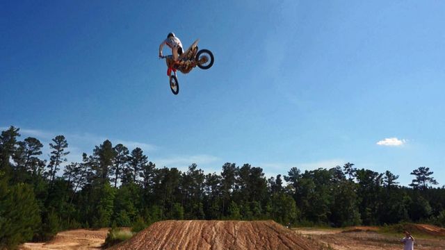 Motocross racer competes for organ donation awareness