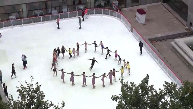 Raw: Rockefeller Center ice rink opens amid 60-degree temperatures