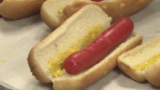 'Almost Famous' hot dogs draw a crowd in Clayton