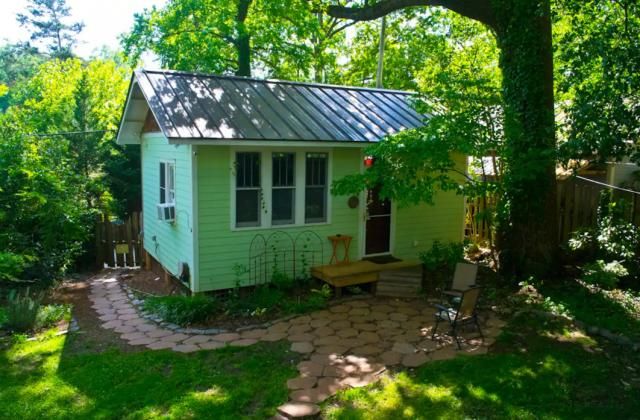 Walk to downtown. Private stylish studio cottage.