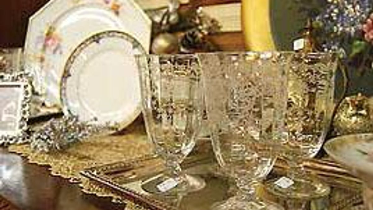 Have a unique wedding dinner with vintage dishes leased from SuzAnna’s Antiques