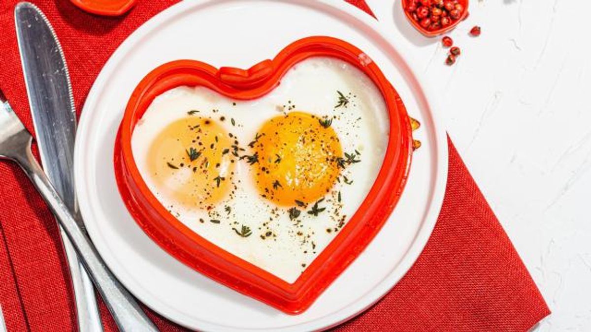 NC Egg:Spotlight:heart shaped breakfast