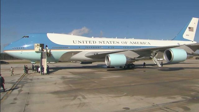 Obama arrives at RDU