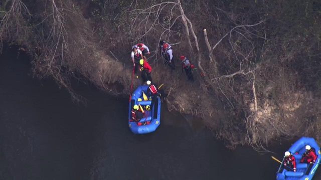 Raw: Rescue crews pull man from Neuse River