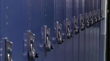 Snow prompts school closings, early dismissals 