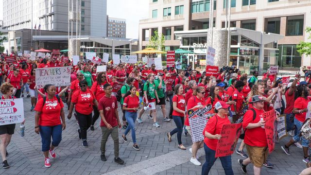 Timelapse: 30 seconds, thousands of teachers rally in downtown Raleigh