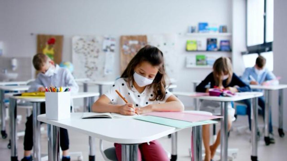 Students wearing masks