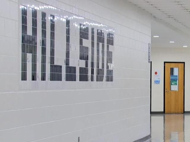 当局表示，希尔赛德高中解除了封锁