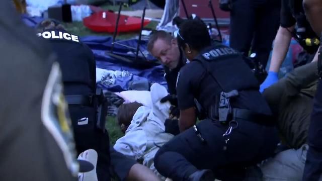 Police begin removing pro-Palestinian protestors at UNC-Chapel Hill