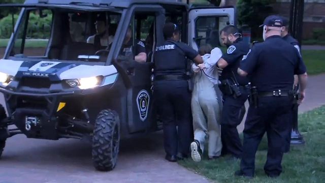 Live video of police removing pro-Palestinian protestors at UNC-Chapel Hill