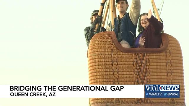 Teens help woman get balloon ride