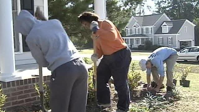 Knightdale Volunteers Whip Yard Into Shape for Soldier’s Family