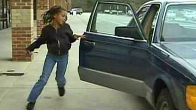 Man Tries to Abduct Girl From Parked Car
