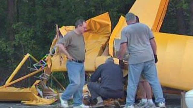 1 injured in small plane crash on Interstate 85