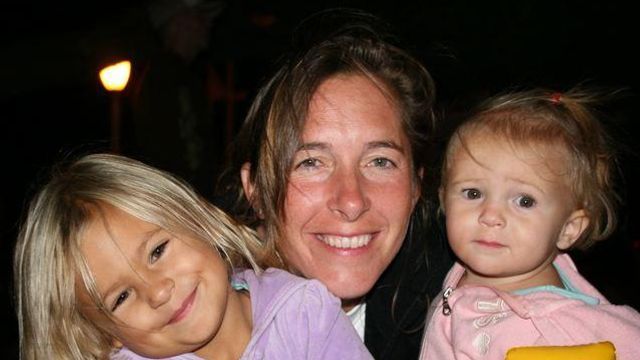 Slain mom's family seeks custody of young daughters