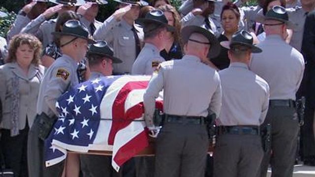 Hundreds remember trooper killed in wreck