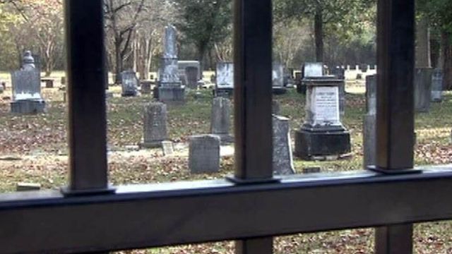 Fayetteville installing fence around oldest cemetery