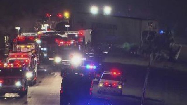 Wreck involving tractor-trailers closes part of I-95