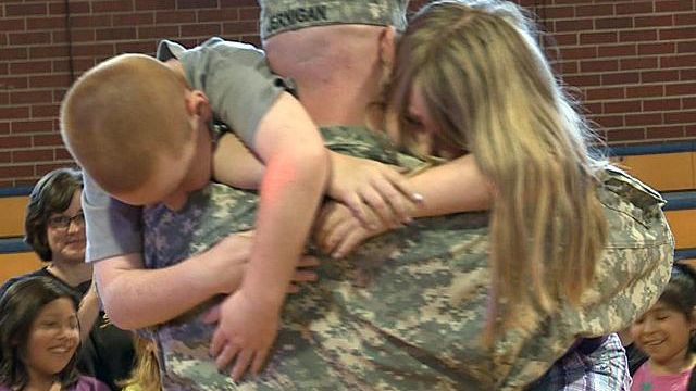 Army dad's homecoming surprises kids